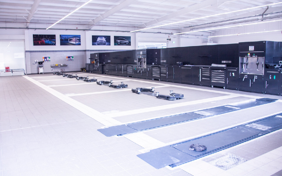 Complete garage equipment design and installation by CCS Garage Equipment at Jaguar Land Rover, Belfast in Northern Ireland delivers an exceptional working environment for the client’s workshop team